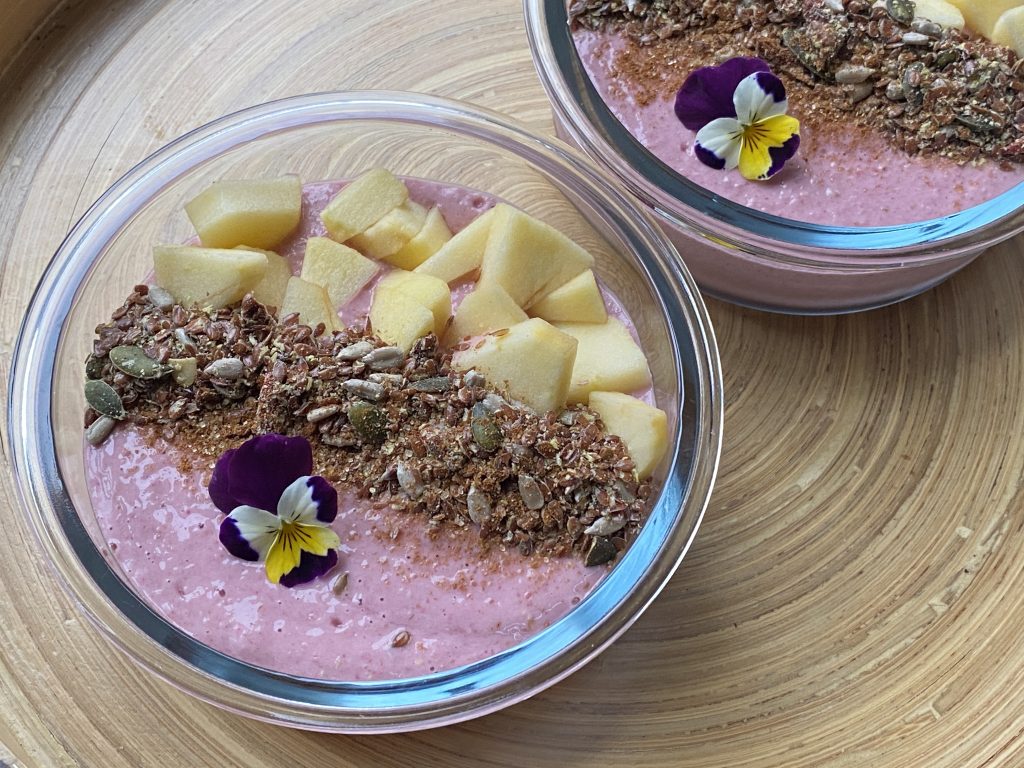 Smoothiebowl met frambozen, zadenmix en appel