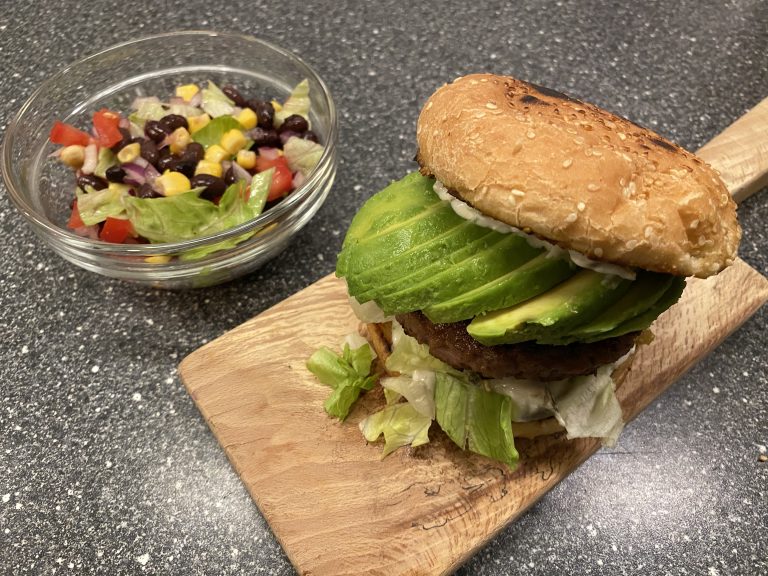 Broodje beyond burger met zwarte bonensalade