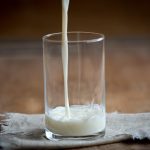 Een glas dat gevuld wordt met melk