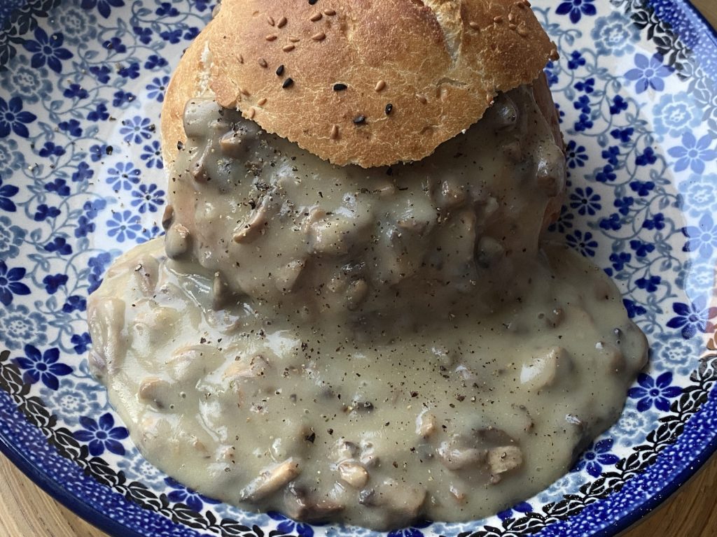 Italiaanse bol gevuld met champignon ragout
