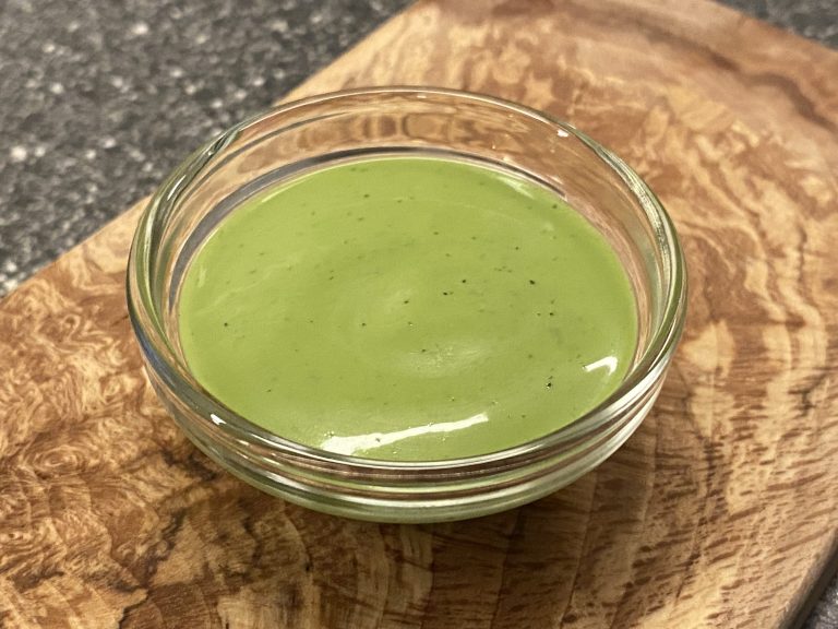 Een schaaltje met groene munt chutney