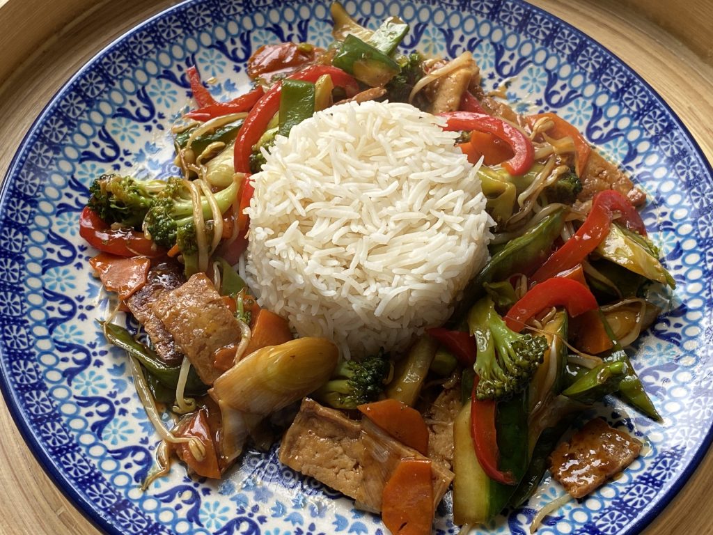 Bord met rijst en Kantonese tjap tjoy