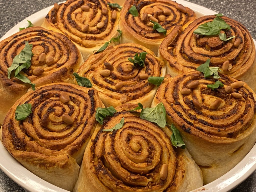 Breekbroodjes met rode pesto