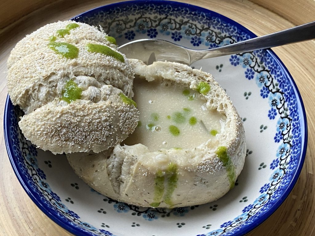 Geroosterde knoflooksoep in een uitgehold broodje