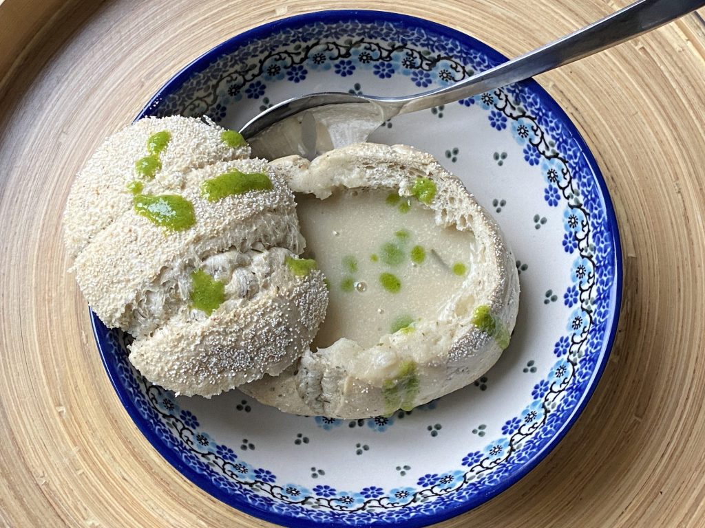 Geroosterde knoflooksoep in een uitgehold geroosterd broodje