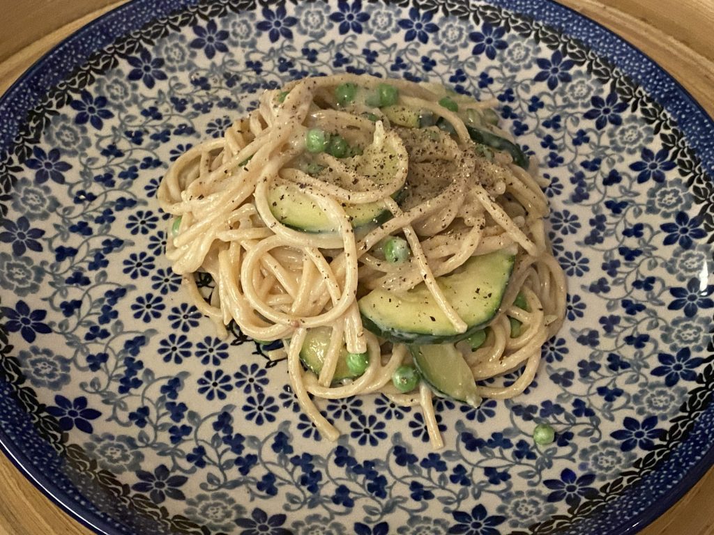 Romige pasta met doperwten en courgette