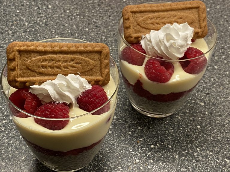 Twee glazen met chiapudding, slagroom en speculoos