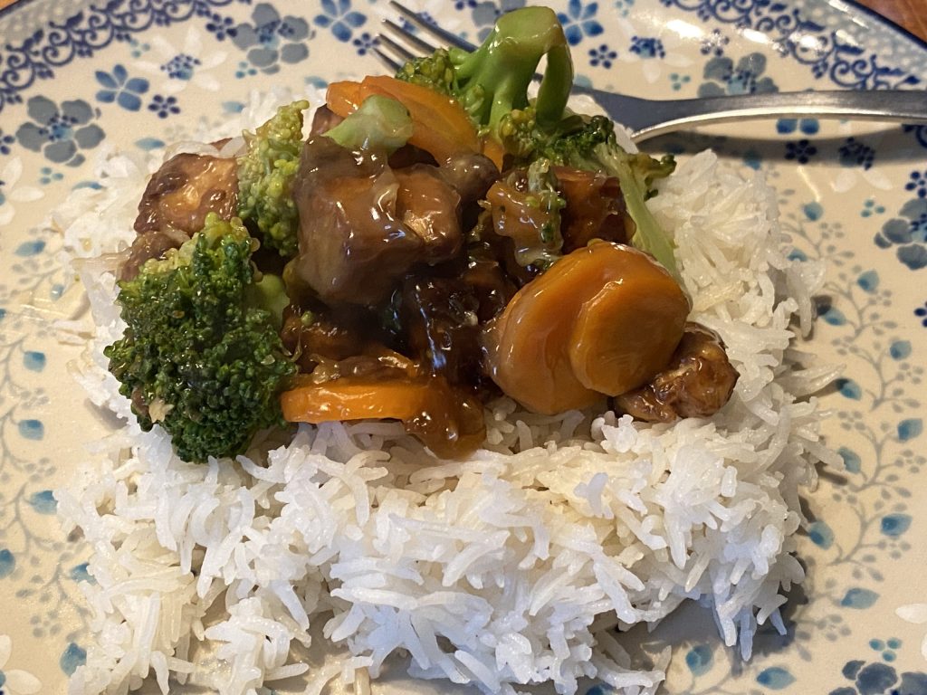 Tofu met broccoli en worteltjes op een laagje rijst