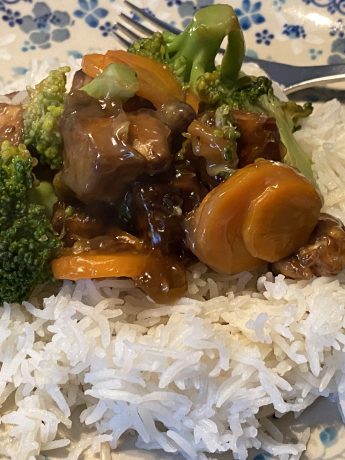 Tofu met broccoli en worteltjes op een laagje rijst