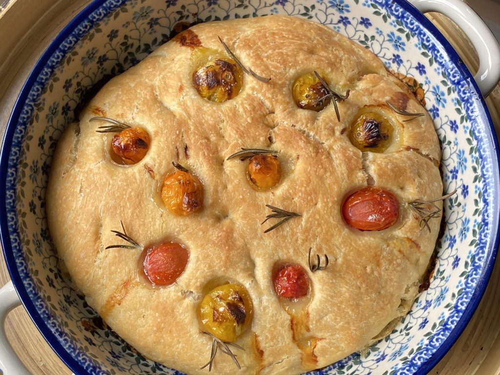 Focaccia met rozemarijn en kerstomaatjes