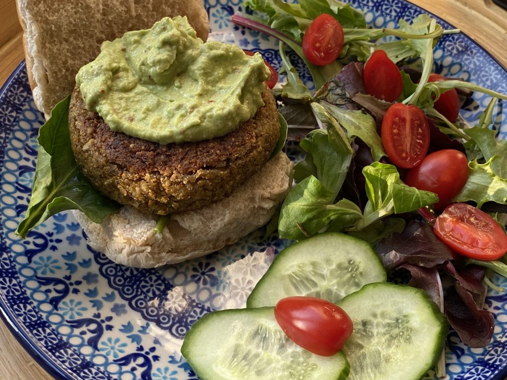 Broodje linzenburger met avocado-chilisaus en salade