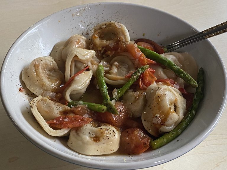 Cappelletti met groene aspergetips en kerstomaatjes
