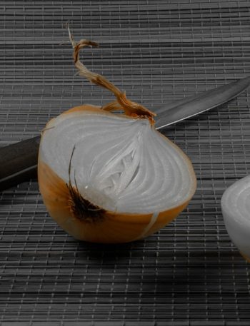 Twee halve uien en een mes