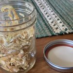 Pot met gedroogde uien