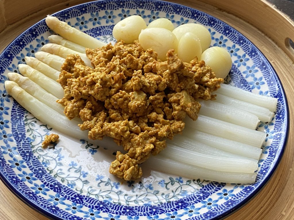 Asperges met krieltjes en scrambled tofu