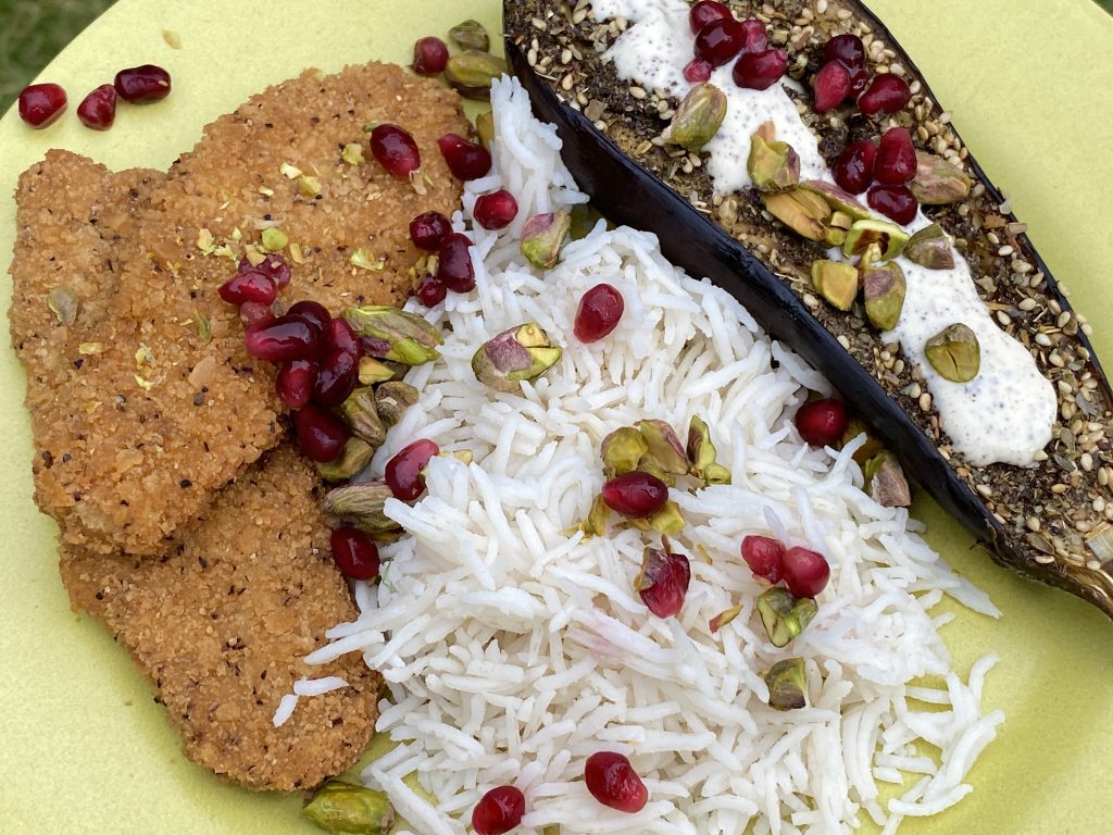 Gegrilde aubergine met za’atar, hummusdressing met sumak, pistache en granaatappelpitjes