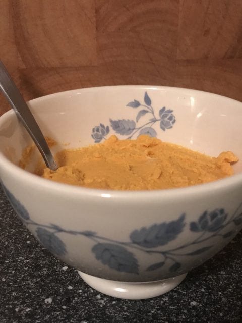 Schaaltje met pompoenhummus