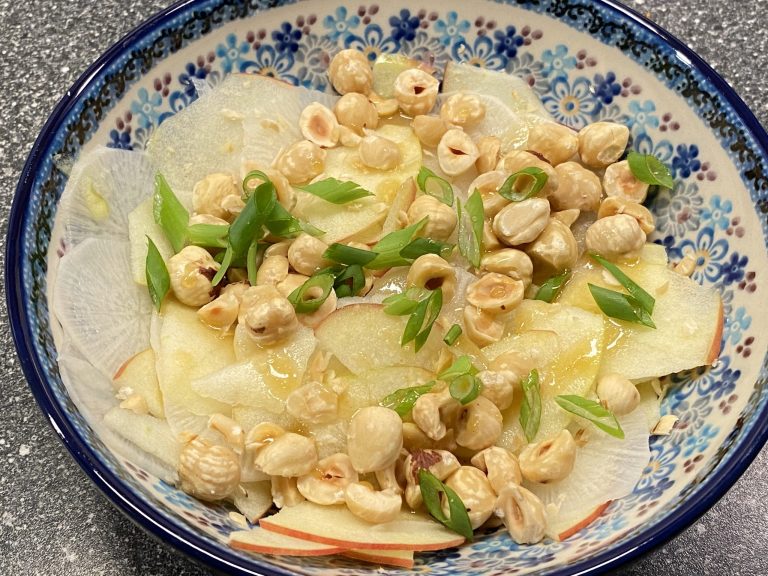 Salade met meiraap, appel en hazelnoten