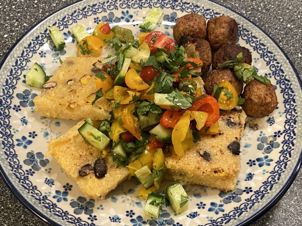 Gebakken polenta met groenten salsa