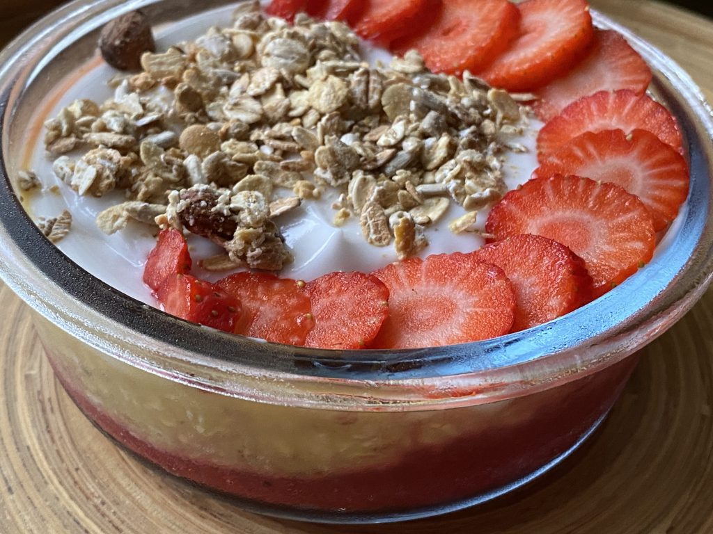 Schaaltje met overnight oats, aardbeien en kokosyoghurt