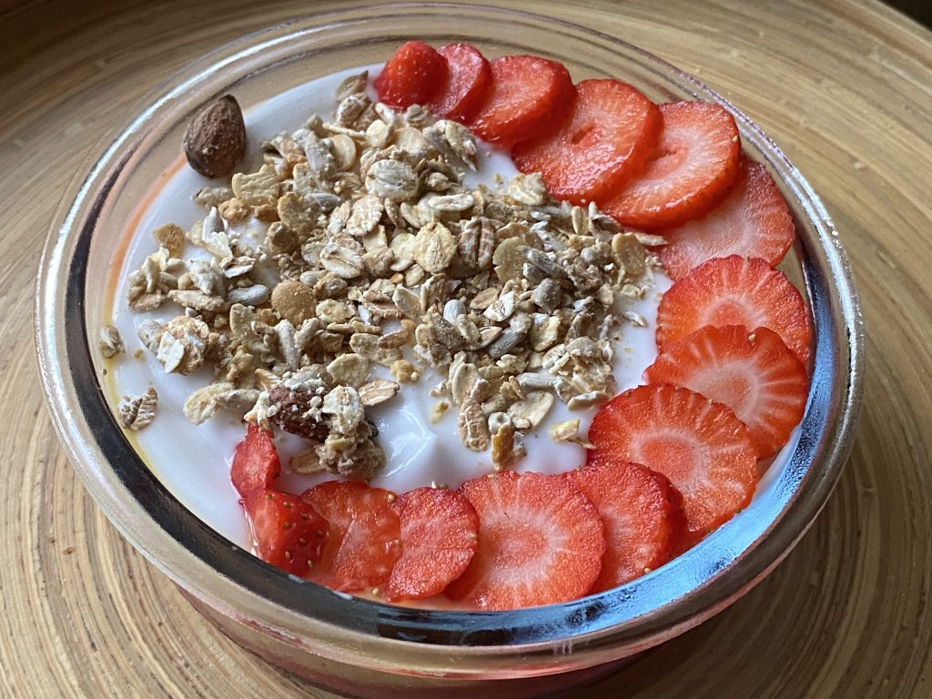 Overnight oats met aardbeien en kokosyoghurt