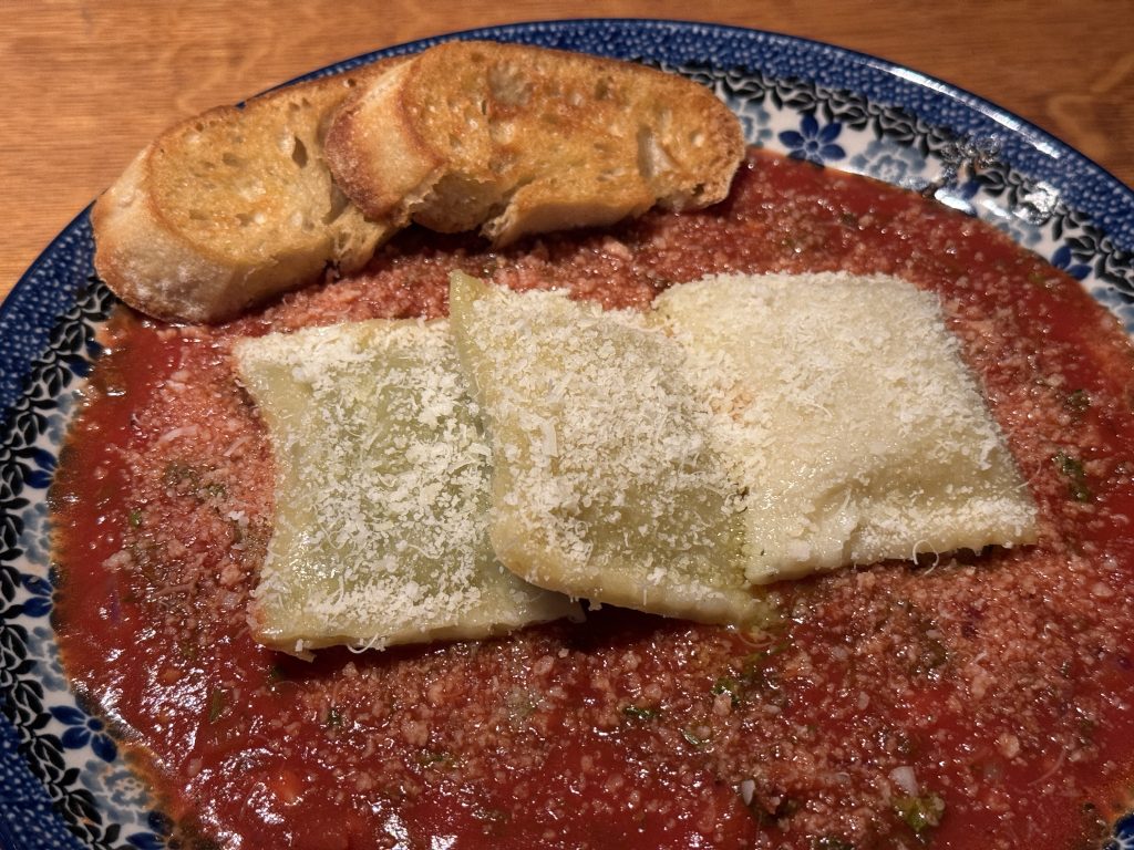 ravioli met tomatensaus en versgebakken ciabatta