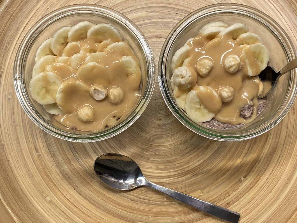 chocolade chiapudding met banaan en hazelnootpasta