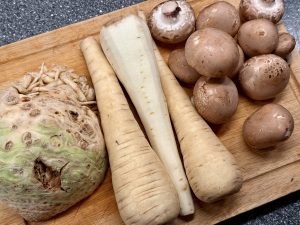 Pastinaak, knolselderij en kastanjechampignons