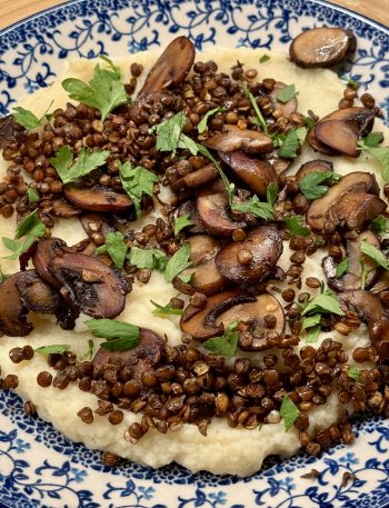 Gebakken kastanjechampignons, geroosterde linzen op een bedje van knolselderij- en pastinaakpuree