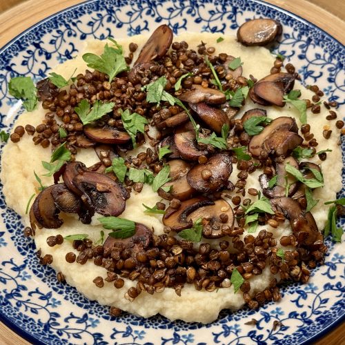 Gebakken kastanjechampignons, geroosterde linzen op een bedje van knolselderij- en pastinaakpuree