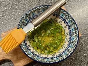 Schaaltje met knoflook-korianderolie voor de garlic naan