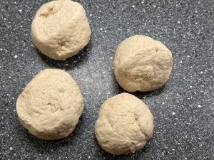 Vier gelijke delen deeg