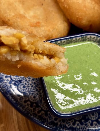 Met chana dal gevulde aloo tikki