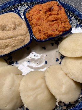 Bunzlau bord met idli’s en twee verschillende chutneys