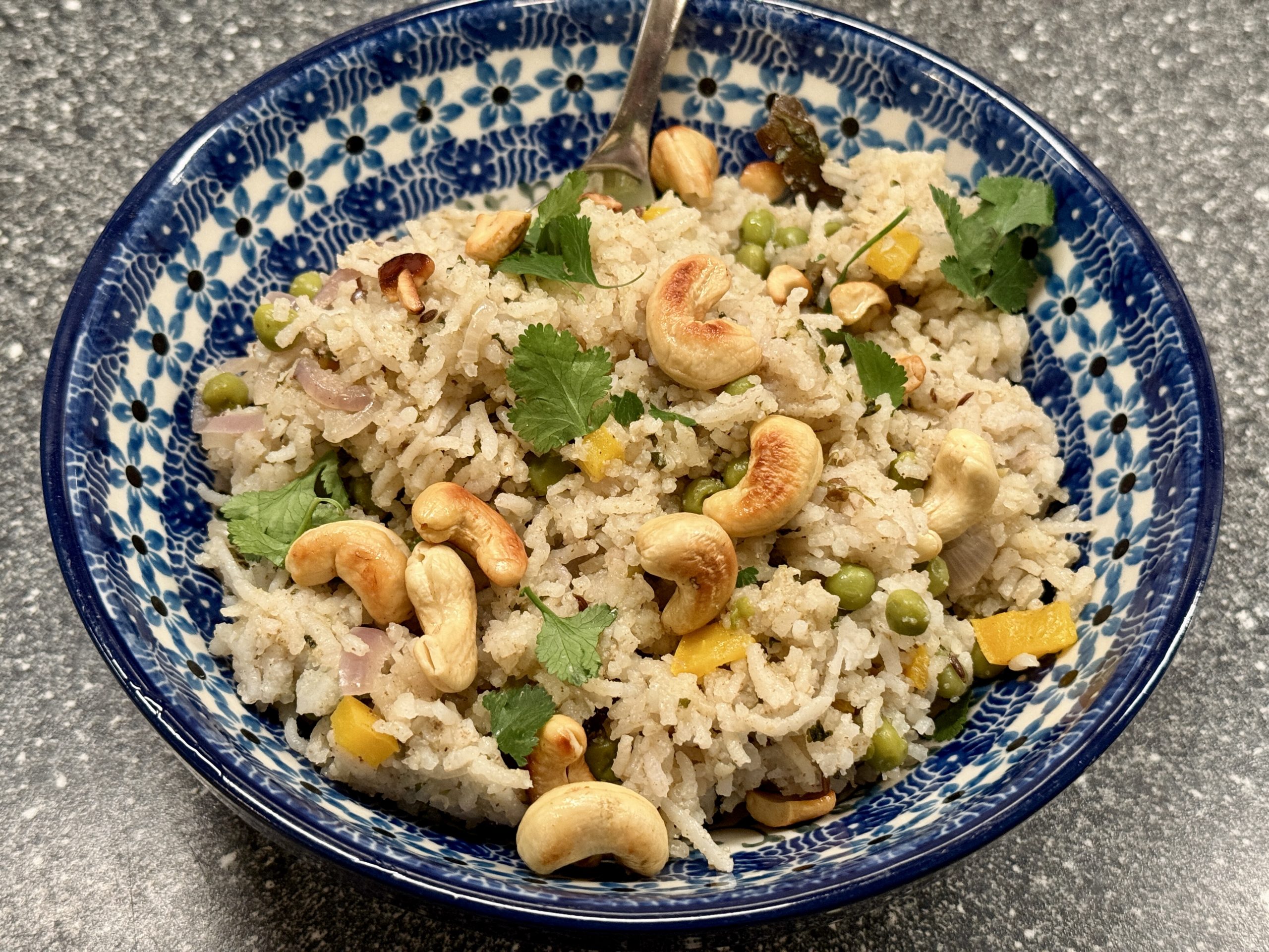 Indiase rijst met knapperige cashewnoten en kruidige groenten (kaju matar rice)