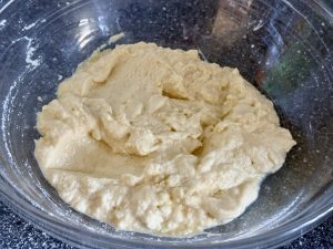 Een kom met beslag voor uttapams