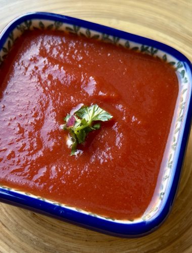 Een schaaltje met tomatensaus