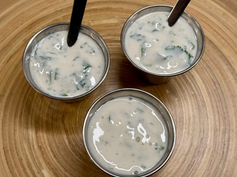 Drie kleine bakjes met frisse munt-raita