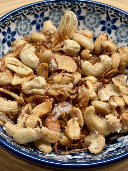 Een Bunzlau schaaltje met daarin gekarameliseerde notenmix met knoflook en sjalot