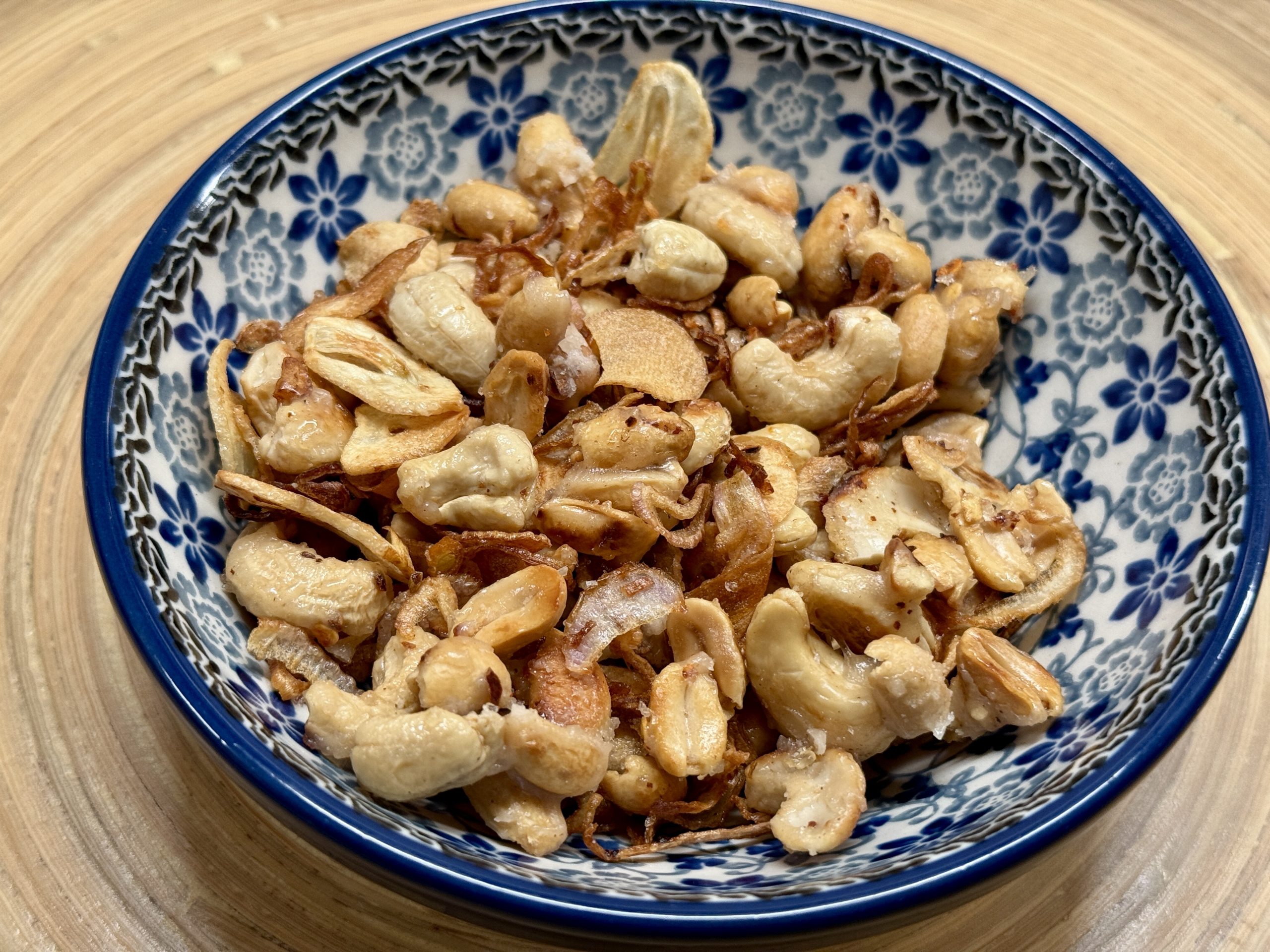 Gekarameliseerde notenmix met sjalot en knoflook