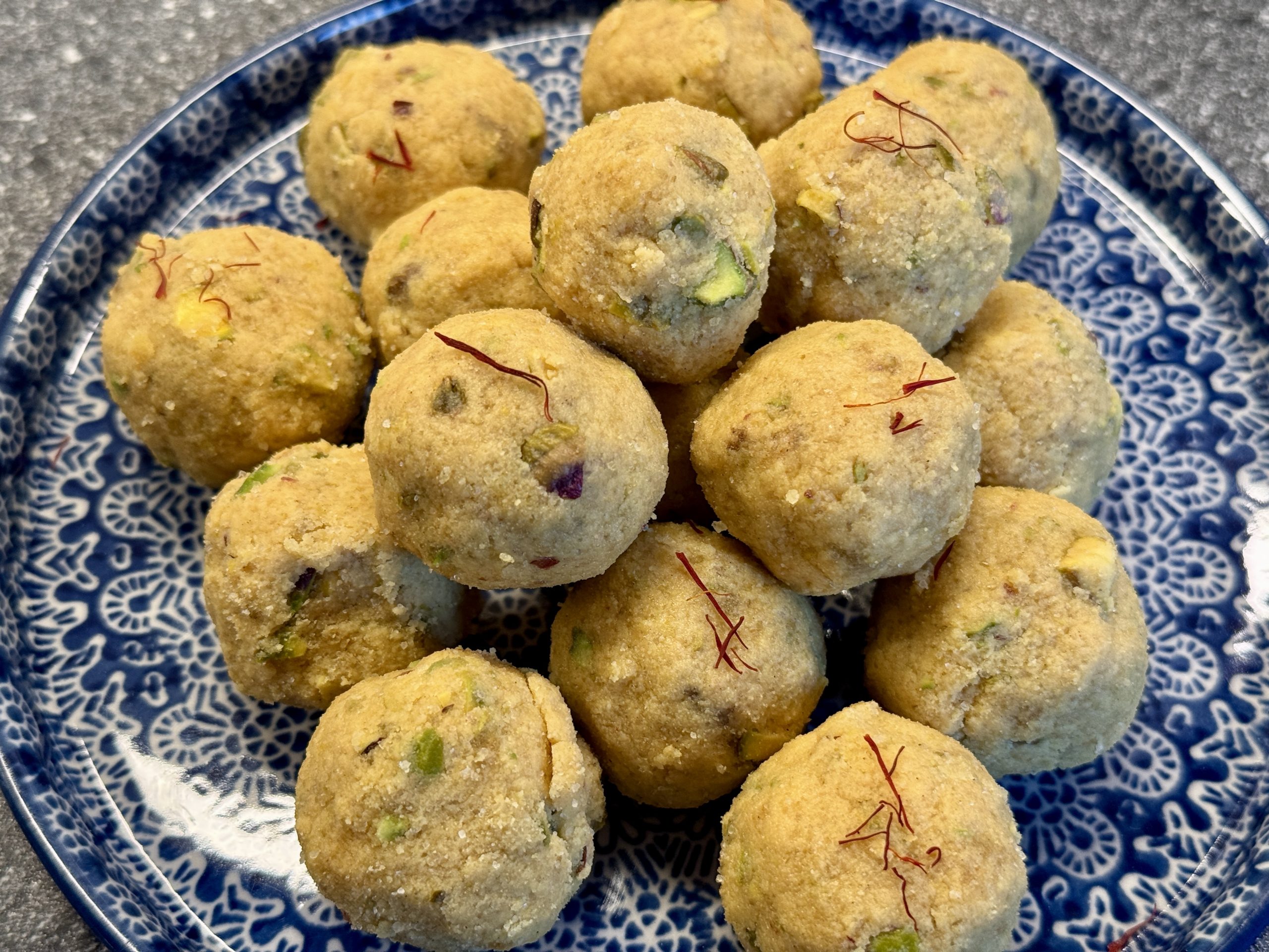 Besan pista ladoo (zoete balletjes met pistache)