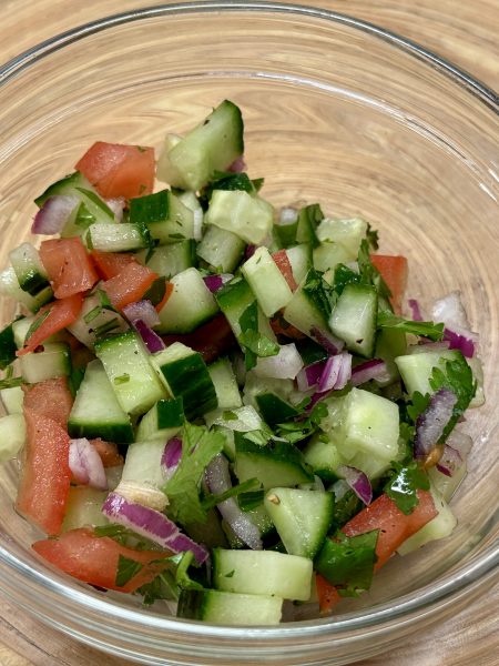Een schaaltje met frisse komkommersalade