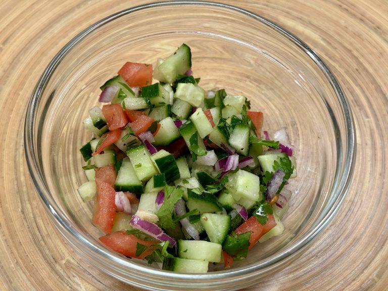 Een schaaltje met frisse komkommersalade