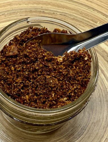 Glazen potje met daarin sambar kruiden en een lepeltje