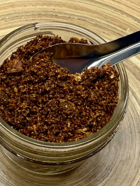 Glazen potje met daarin sambar kruiden en een lepeltje