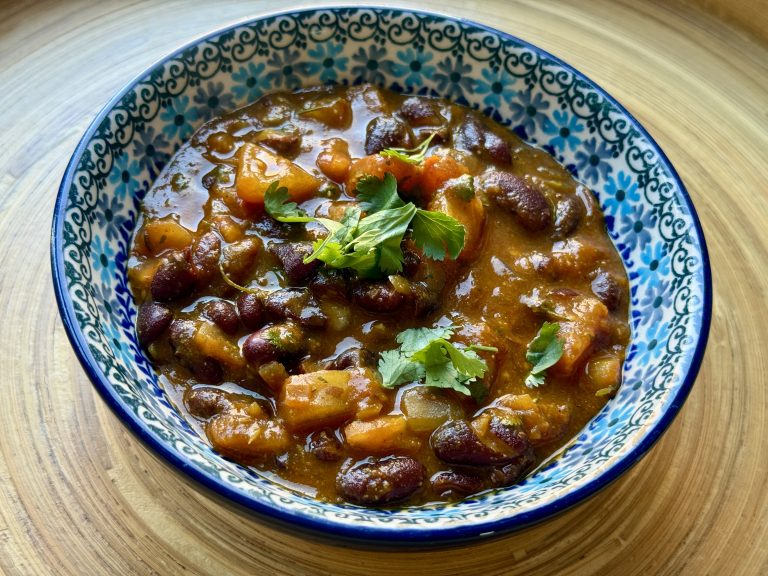 Een bunzlau schaaltje vol met rajma masala, een Indiaas kidneygerecht in kruidige saus