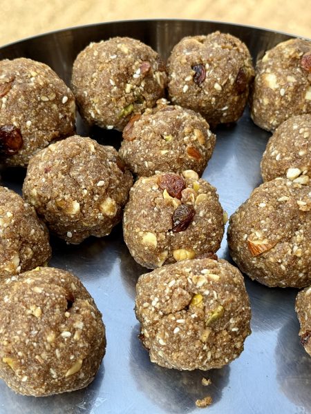 makhana ladoo, afkoelen op een schaal