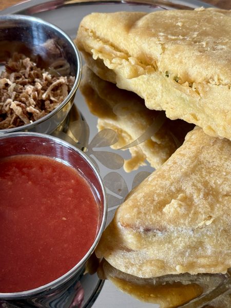 Gefrituurde gevulde sandwiches met tomatensaus en gebakken uitjes