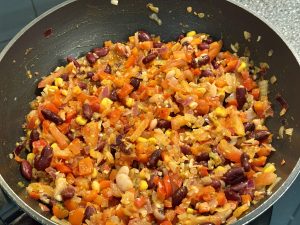 Pan met ui, paprika, tomaat, jalapeñopeper, knoflook en bonen