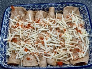 Bunzlau schaal met zes opgerolde roti’s met Mexicaanse bonenvulling